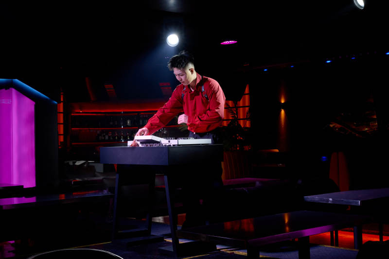 酒吧夜店进行才艺表演的男性音乐DJ图片