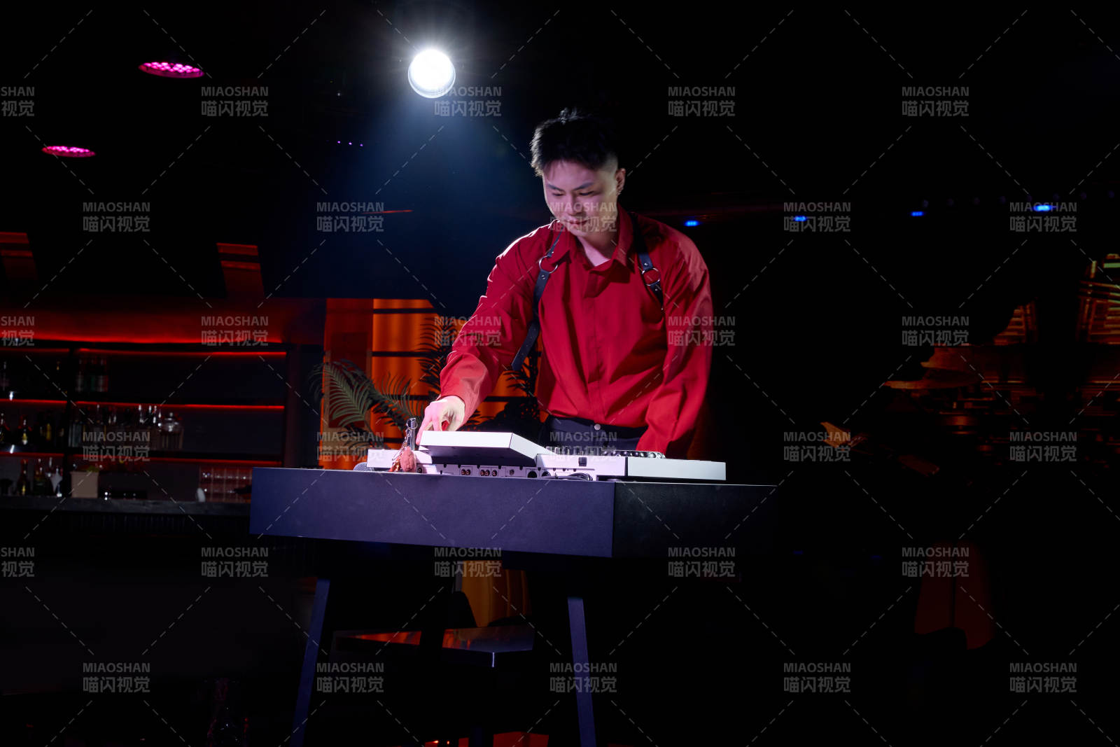 酒吧夜店进行才艺表演的男性音乐DJ图片