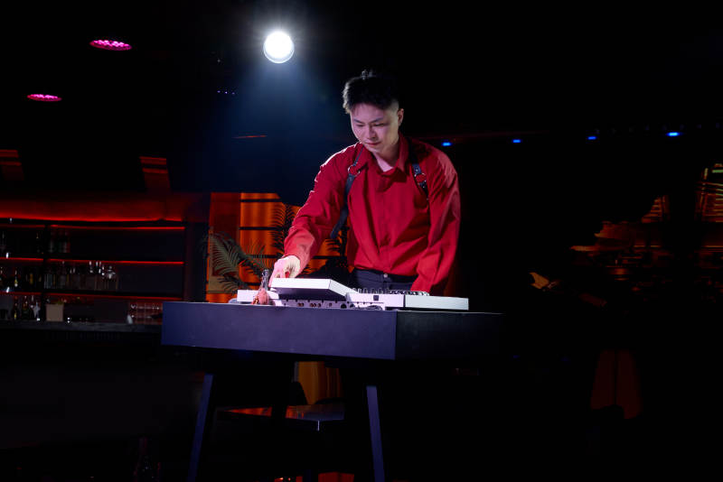 酒吧夜店进行才艺表演的男性音乐DJ图片