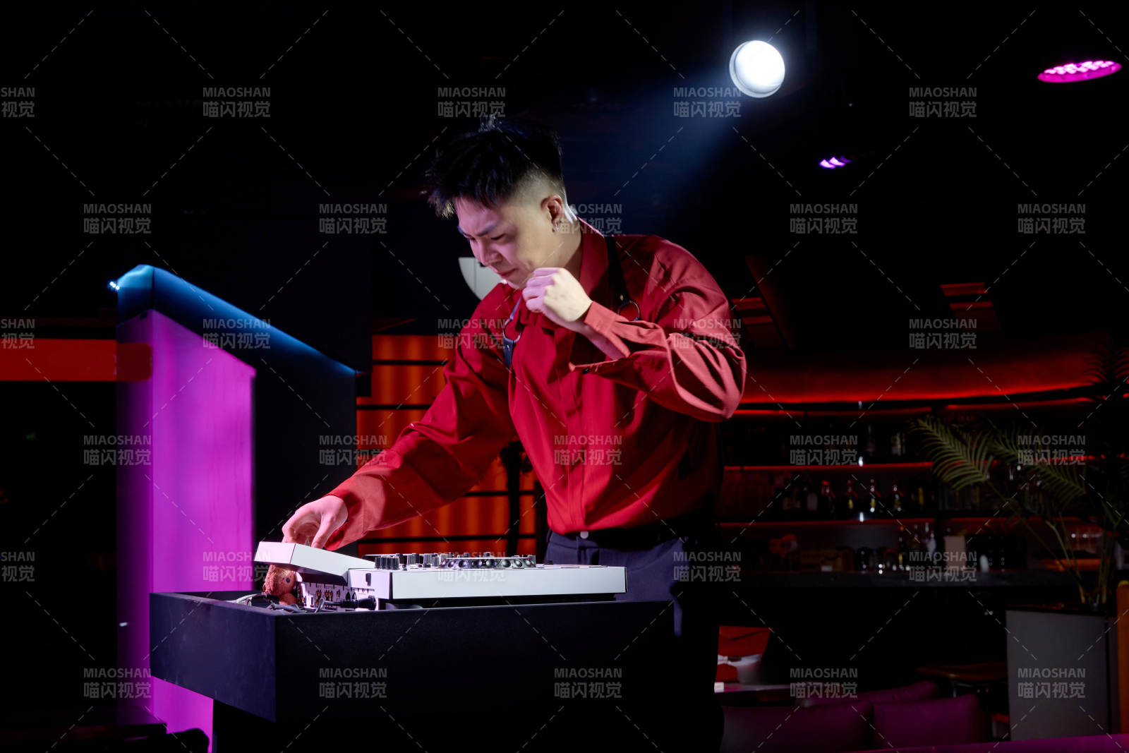 酒吧夜店进行才艺表演的男性音乐DJ图片