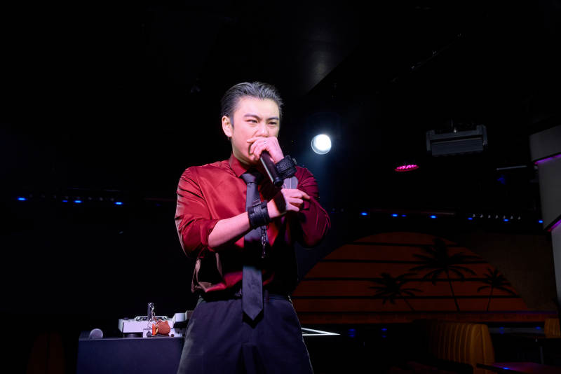 酒吧夜店进行才艺表演的男性音乐DJ图片