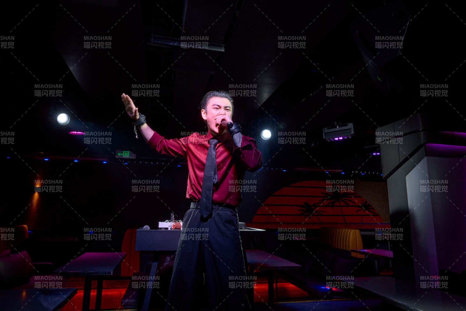 酒吧夜店进行才艺表演的男性音乐DJ图片