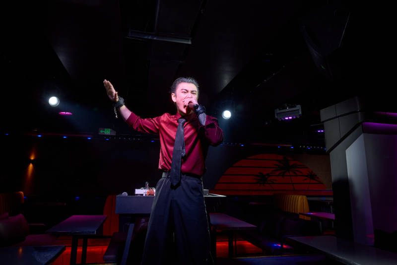 酒吧夜店进行才艺表演的男性音乐DJ图片