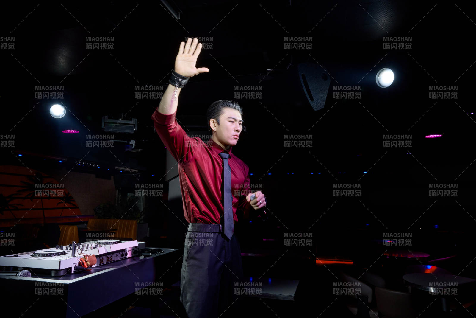 酒吧夜店进行才艺表演的男性音乐DJ图片
