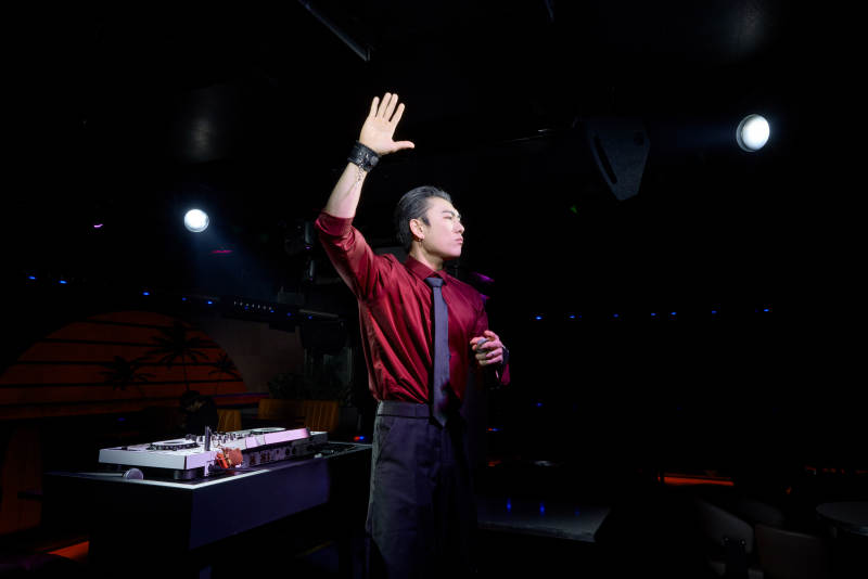 酒吧夜店进行才艺表演的男性音乐DJ图片