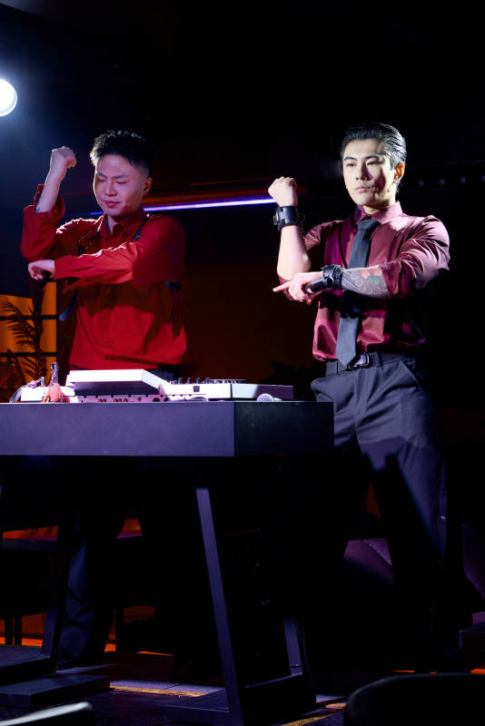 人与食物紧张忙碌的中餐厨房图片