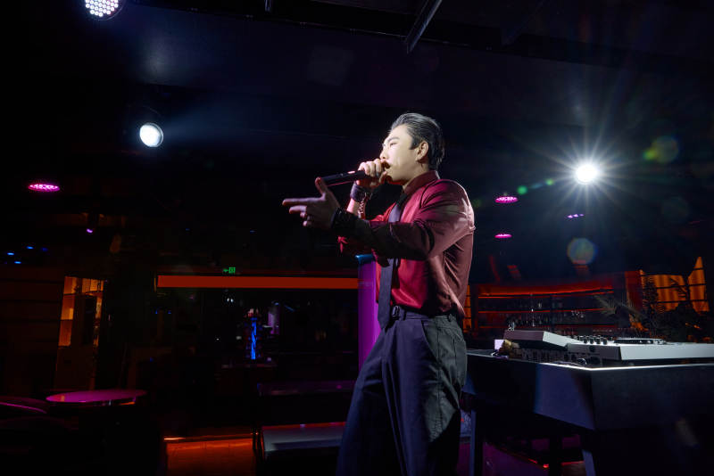 酒吧夜店进行才艺表演的男性音乐DJ图片