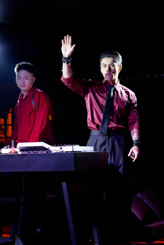 人与食物紧张忙碌的中餐厨房图片