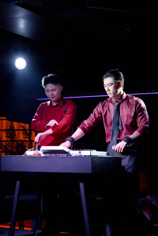 人与食物紧张忙碌的中餐厨房图片