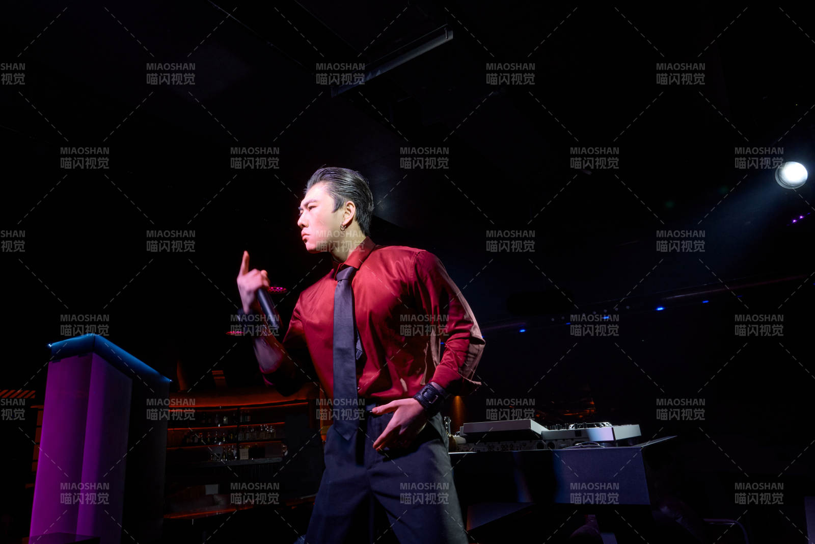 酒吧夜店进行才艺表演的男性音乐DJ图片