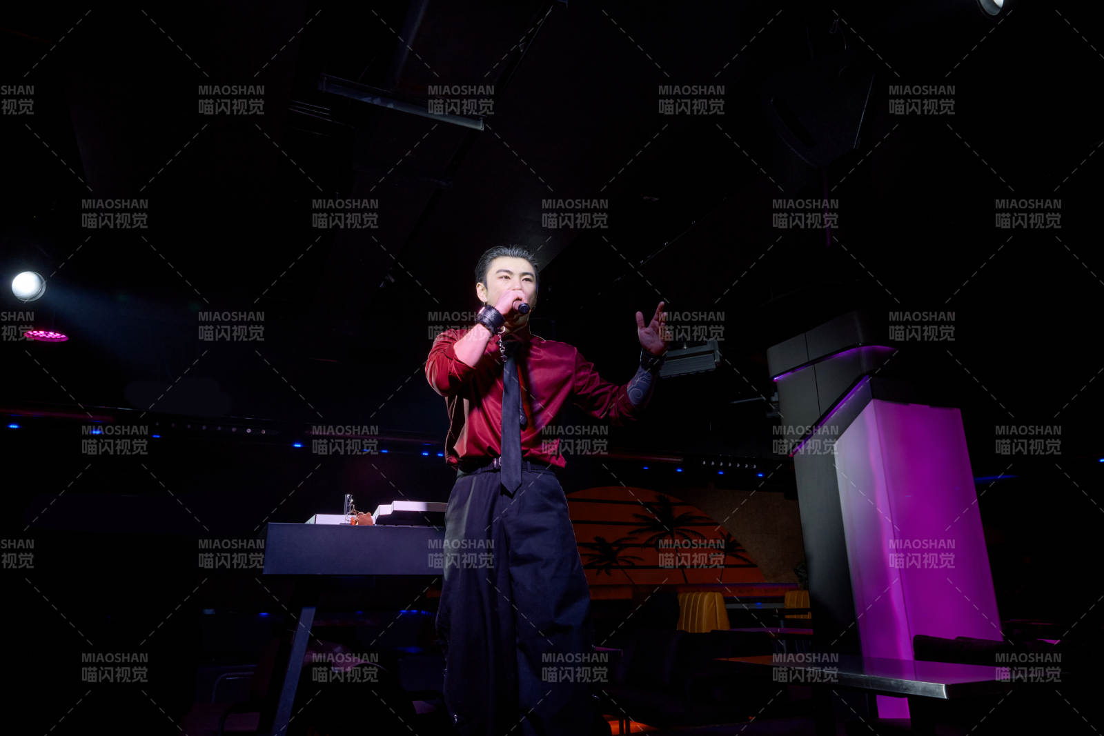 酒吧夜店进行才艺表演的男性音乐DJ图片