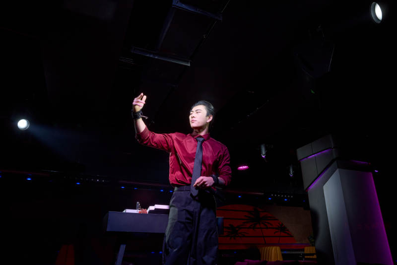 酒吧夜店进行才艺表演的男性音乐DJ图片