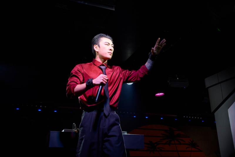 酒吧夜店进行才艺表演的男性音乐DJ图片