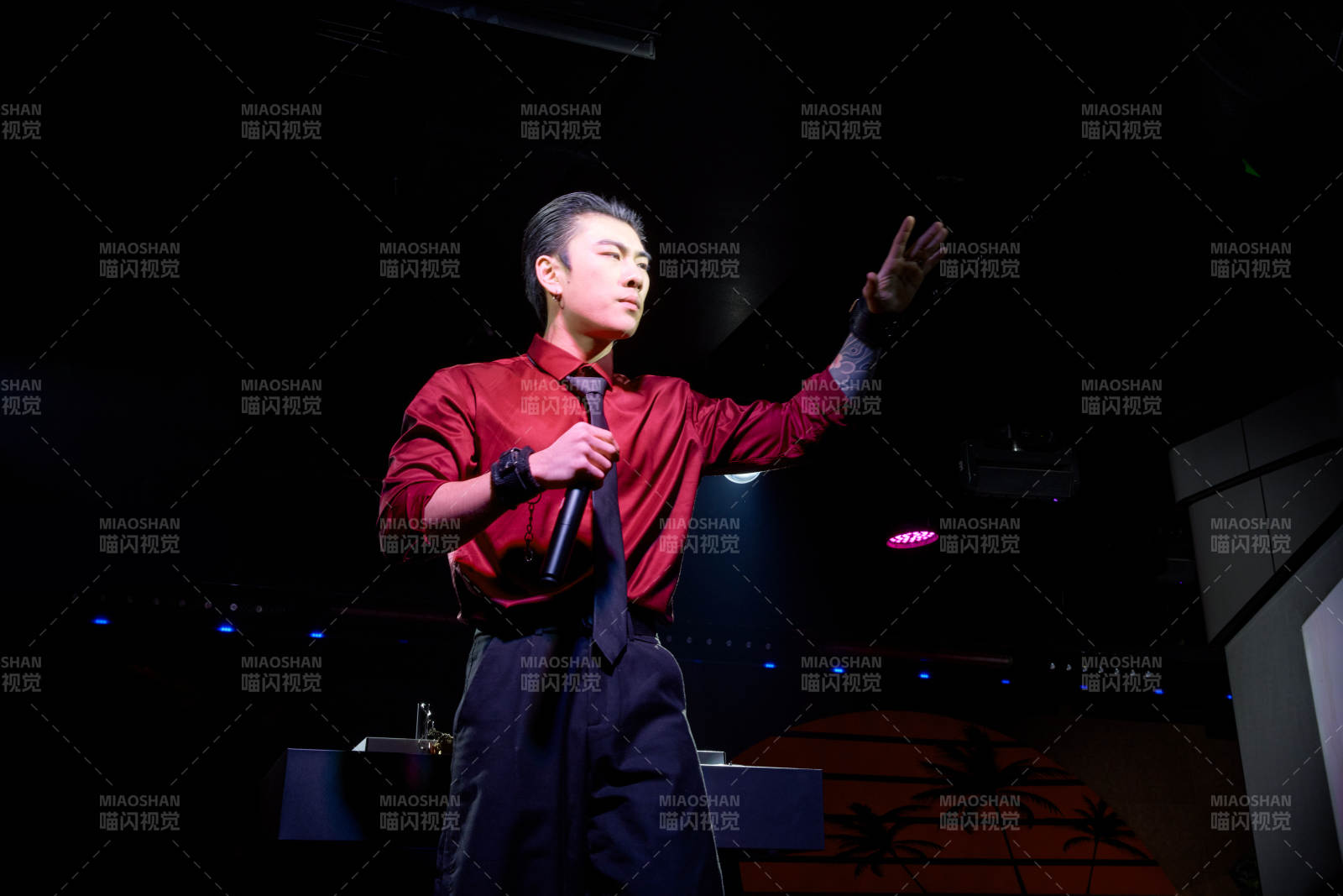 酒吧夜店进行才艺表演的男性音乐DJ图片