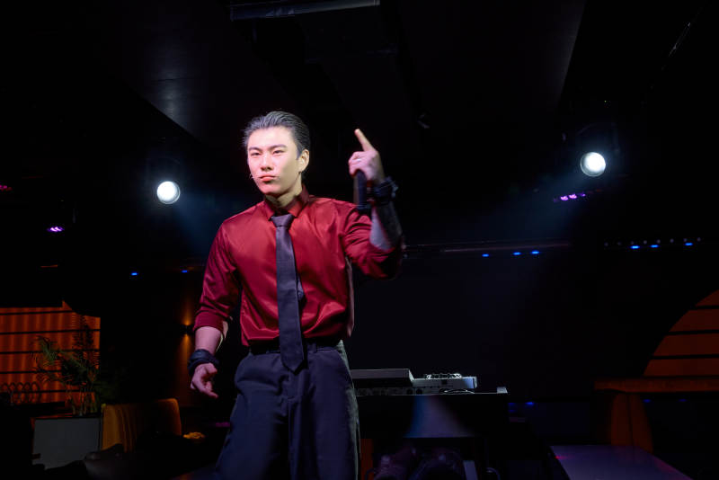 酒吧夜店进行才艺表演的男性音乐DJ图片