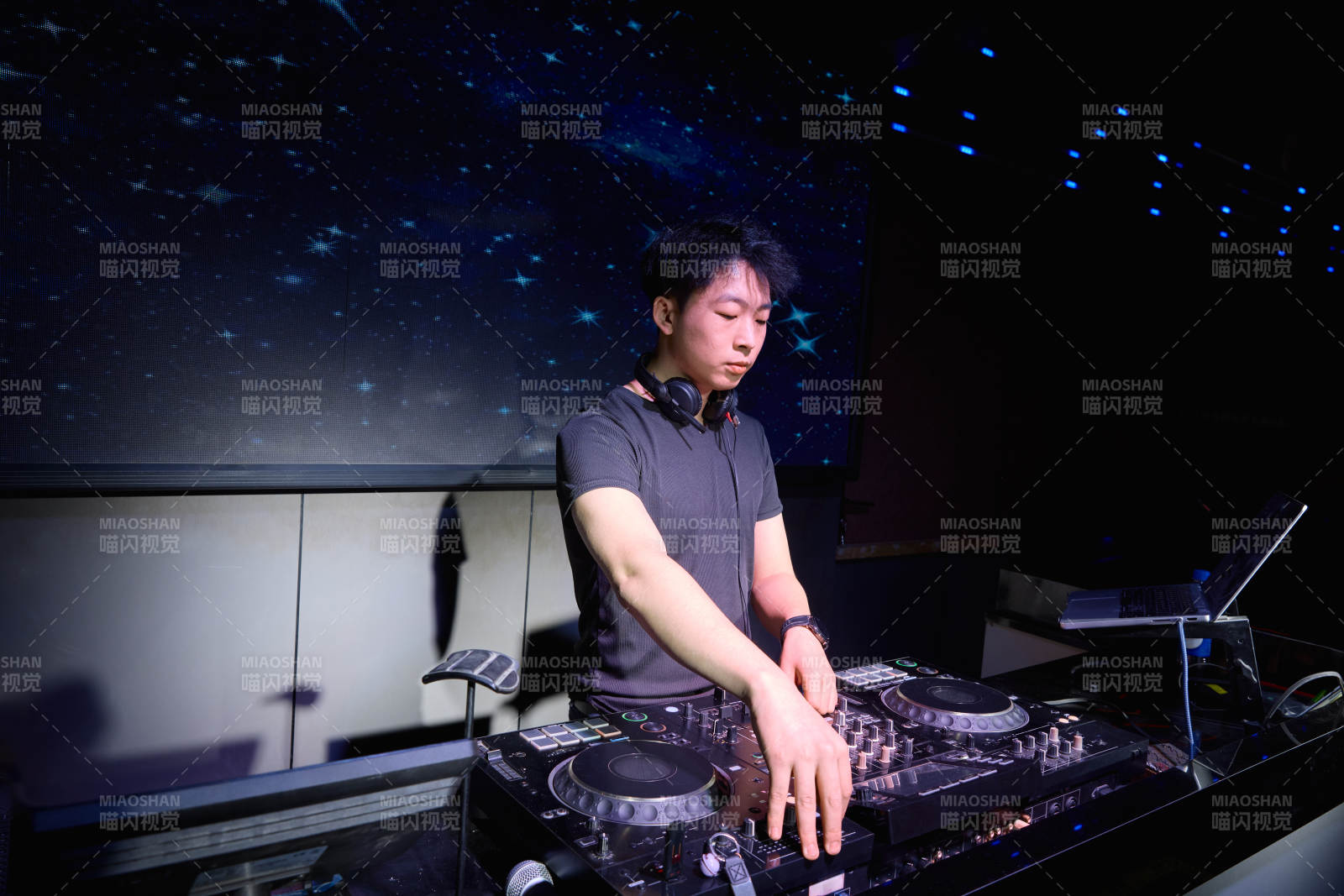 酒吧夜店进行才艺表演的男性音乐DJ图片