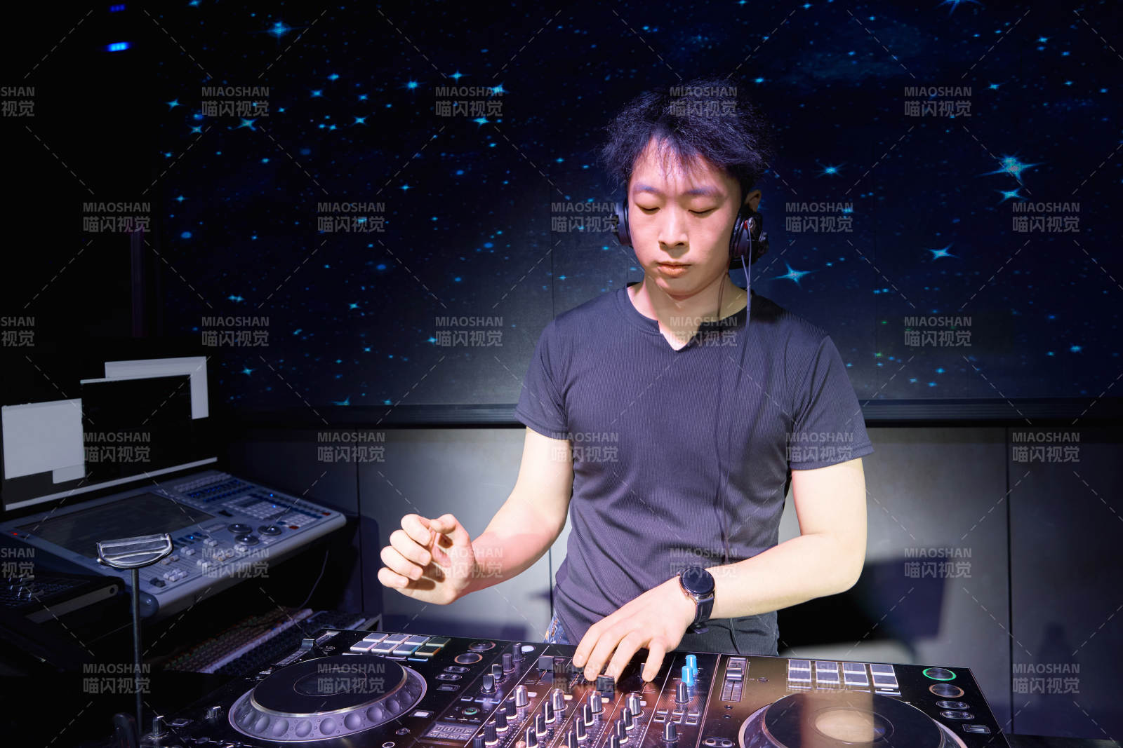 酒吧夜店进行才艺表演的男性音乐DJ图片