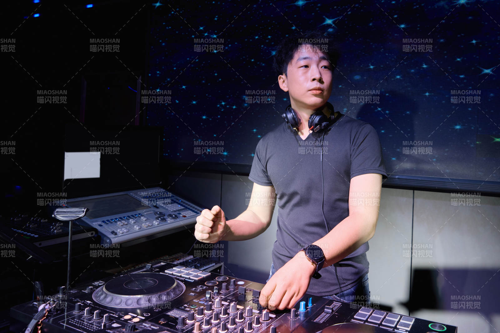 酒吧夜店进行才艺表演的男性音乐DJ图片