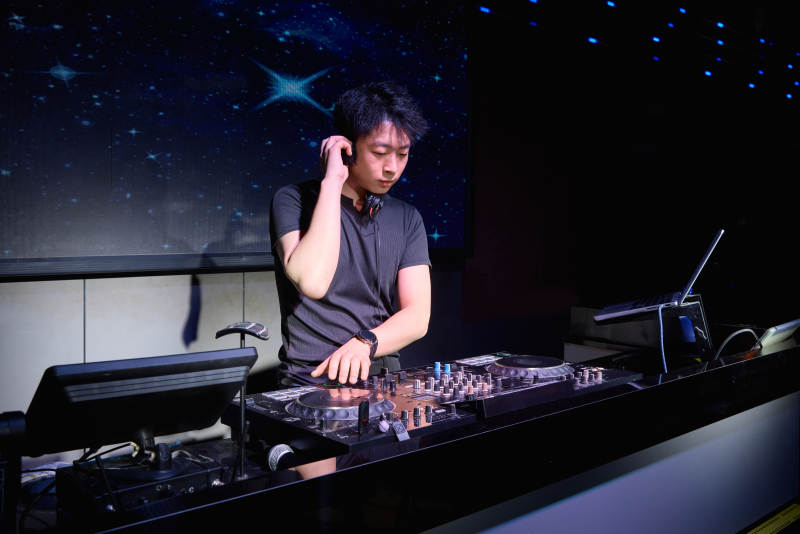 酒吧夜店进行才艺表演的男性音乐DJ图片
