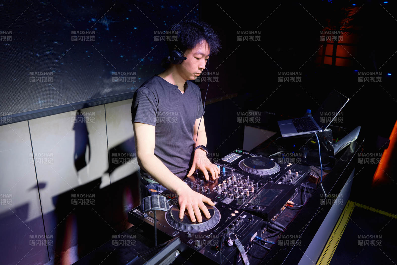 酒吧夜店进行才艺表演的男性音乐DJ图片