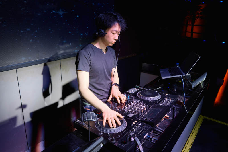 酒吧夜店进行才艺表演的男性音乐DJ图片