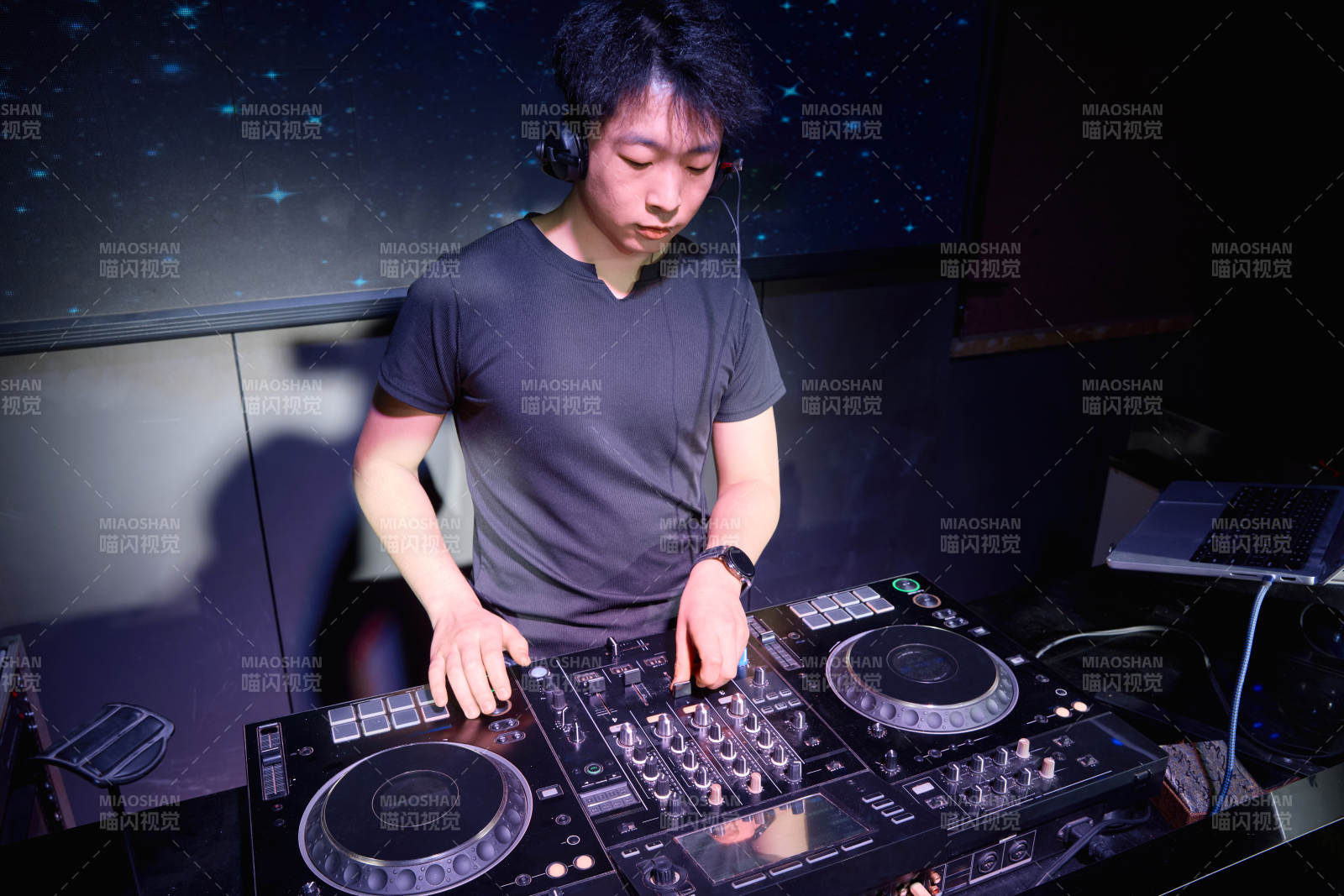 酒吧夜店进行才艺表演的男性音乐DJ图片