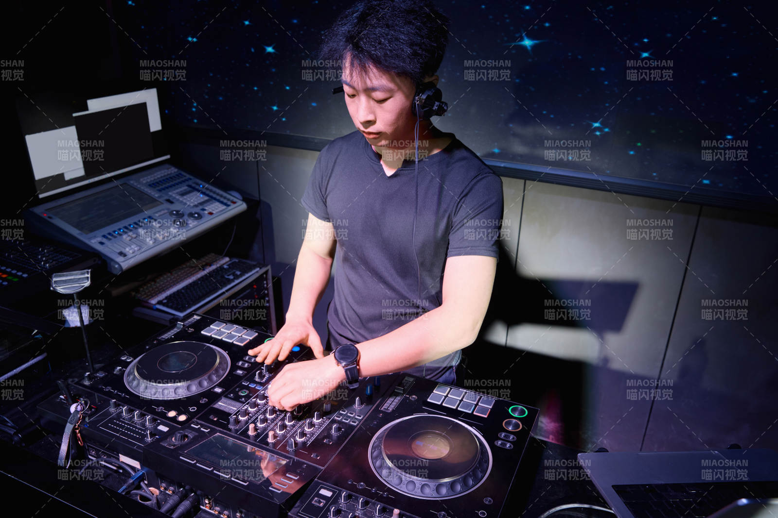 酒吧夜店进行才艺表演的男性音乐DJ图片