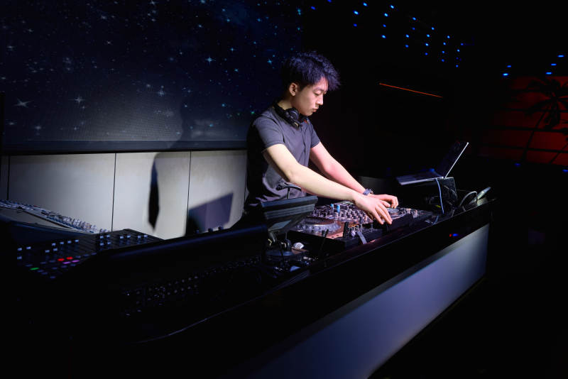 酒吧夜店进行才艺表演的男性音乐DJ图片