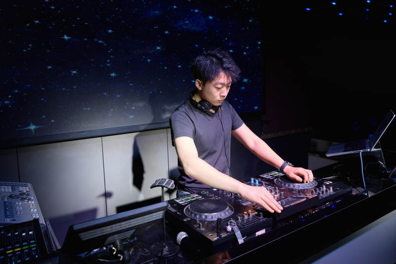 酒吧夜店进行才艺表演的男性音乐DJ图片