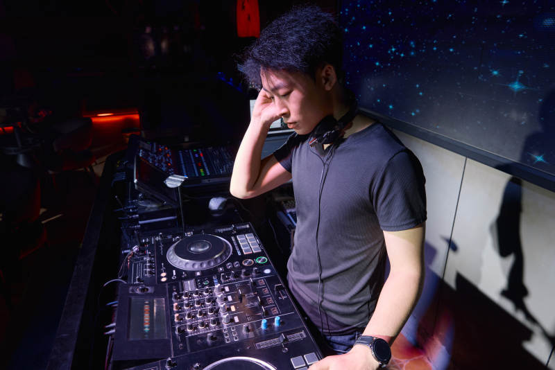 酒吧夜店进行才艺表演的男性音乐DJ图片