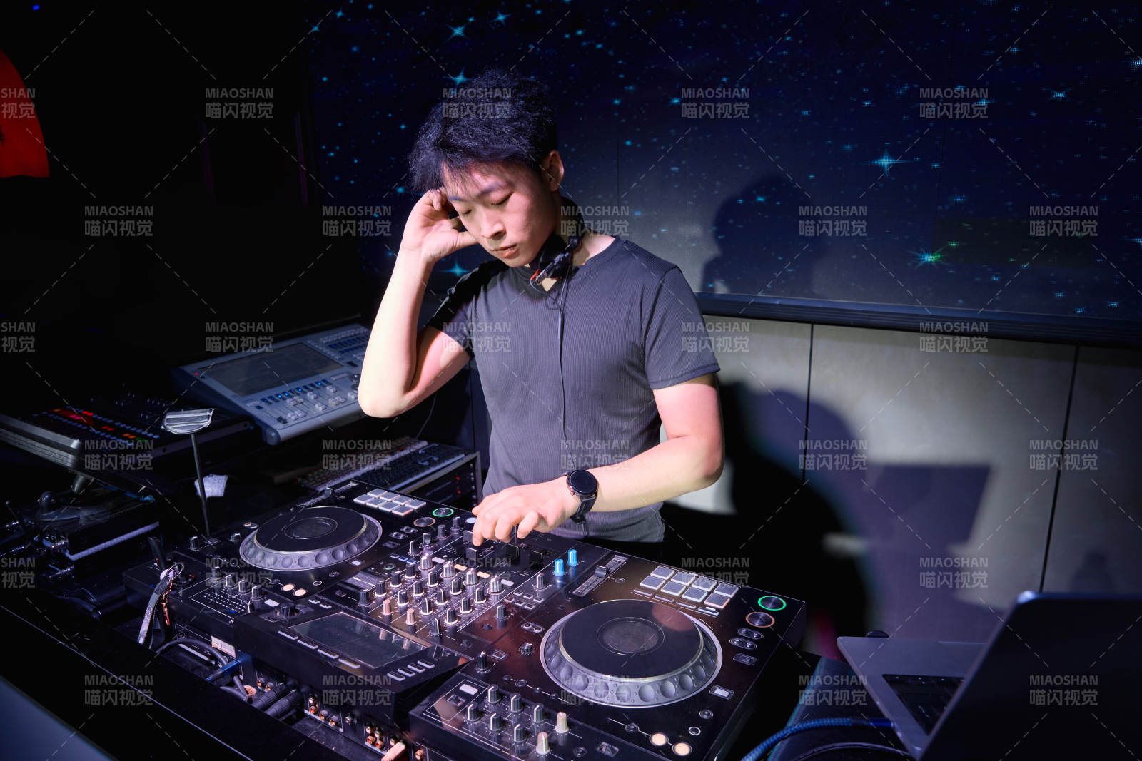 酒吧夜店进行才艺表演的男性音乐DJ图片