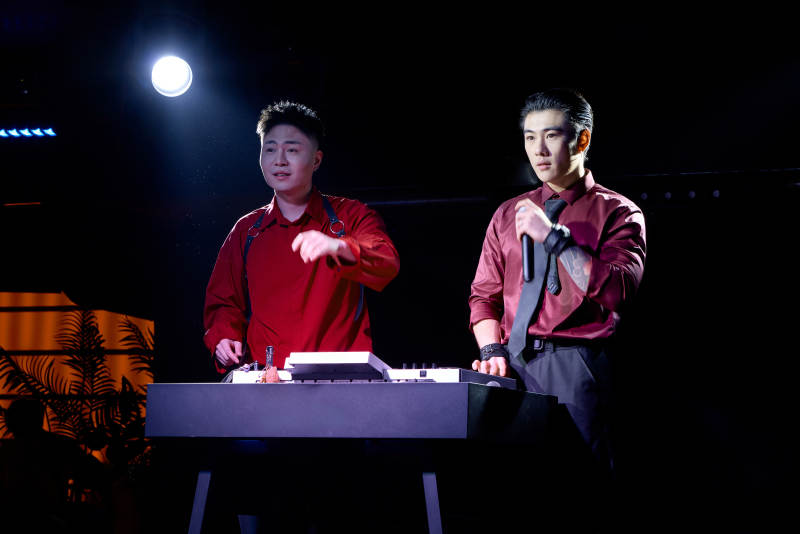 烧烤店后厨的厨师在烤炉上的烤制美食肉串图片