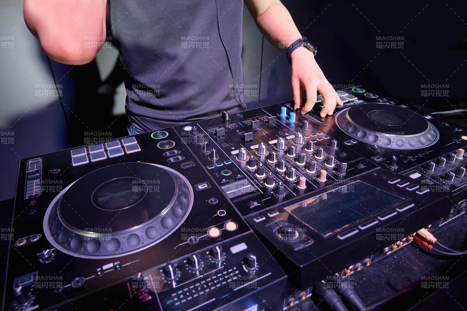 酒吧夜店进行才艺表演的男性音乐DJ图片