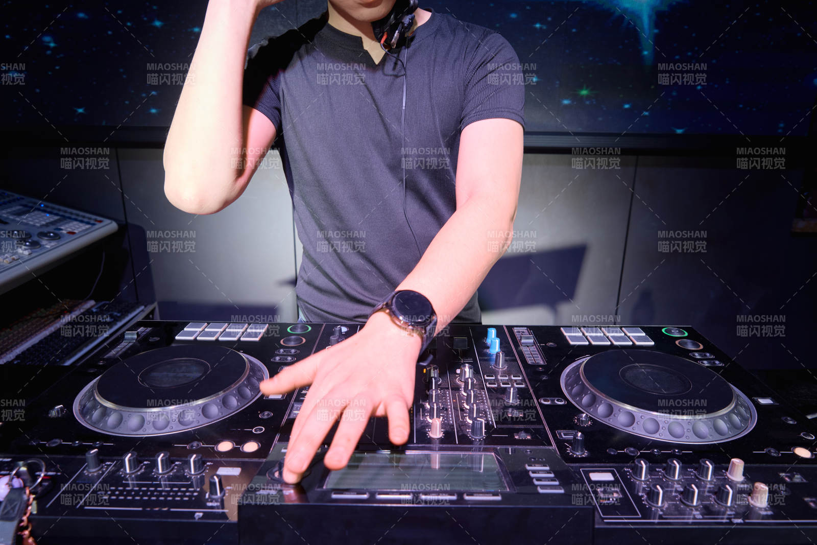 酒吧夜店进行才艺表演的男性音乐DJ图片