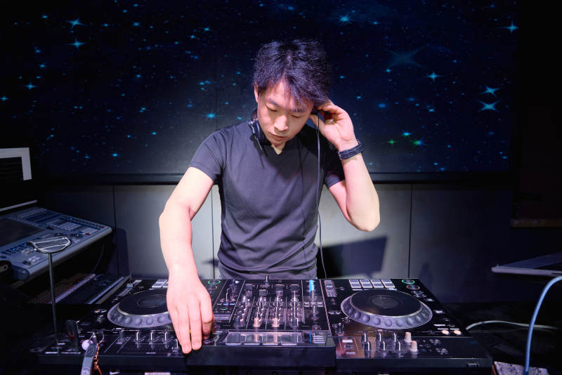 酒吧夜店进行才艺表演的男性音乐DJ图片