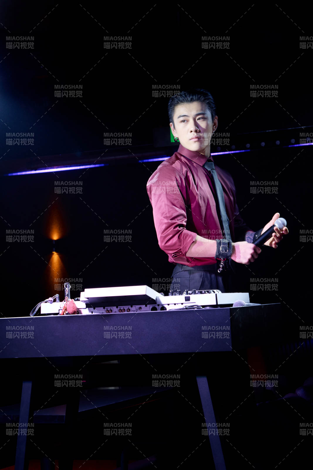 烧烤店后厨的厨师在烤炉上的烤制美食肉串图片