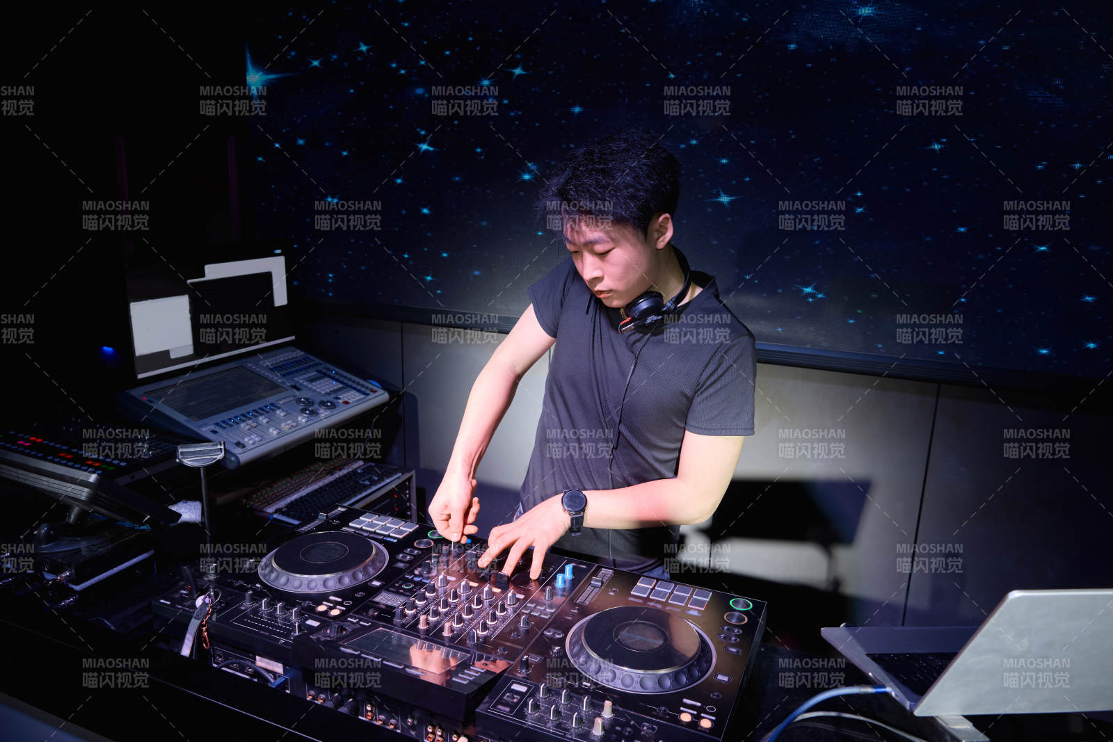 酒吧夜店进行才艺表演的男性音乐DJ图片