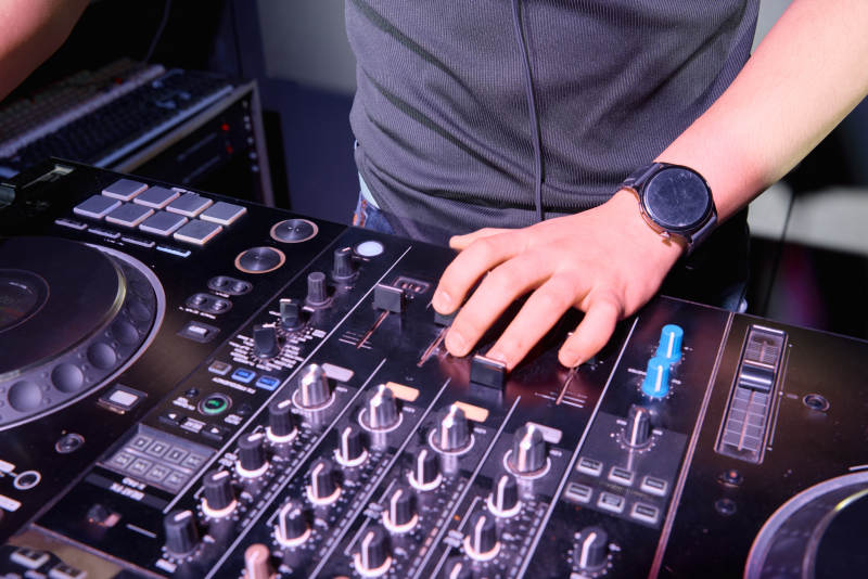 酒吧夜店进行才艺表演的男性音乐DJ图片