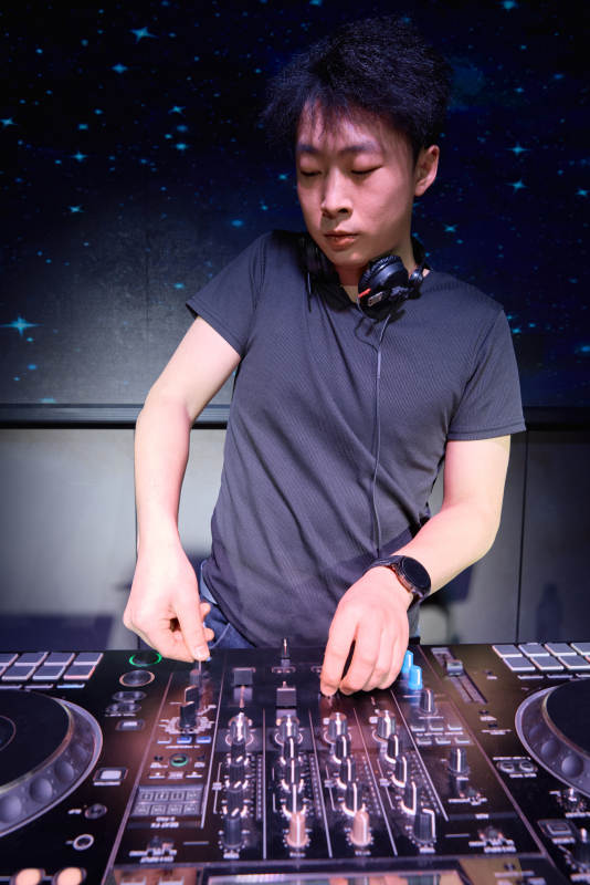 酒吧夜店进行才艺表演的男性音乐DJ图片