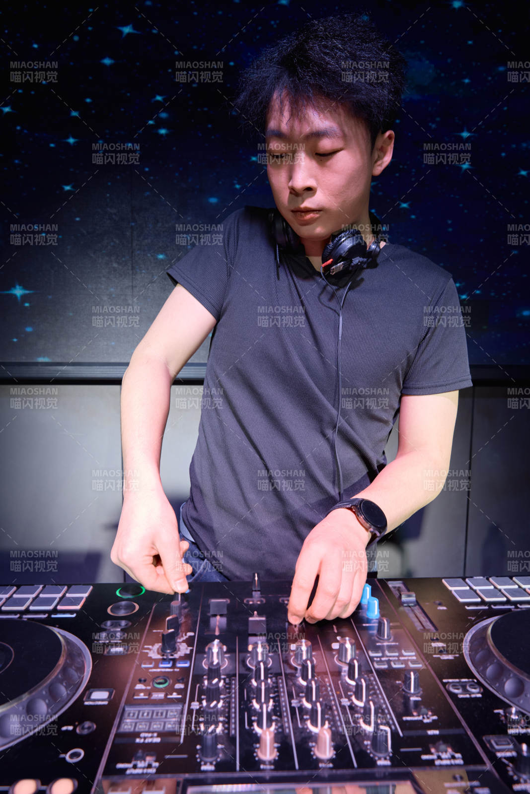 酒吧夜店进行才艺表演的男性音乐DJ图片