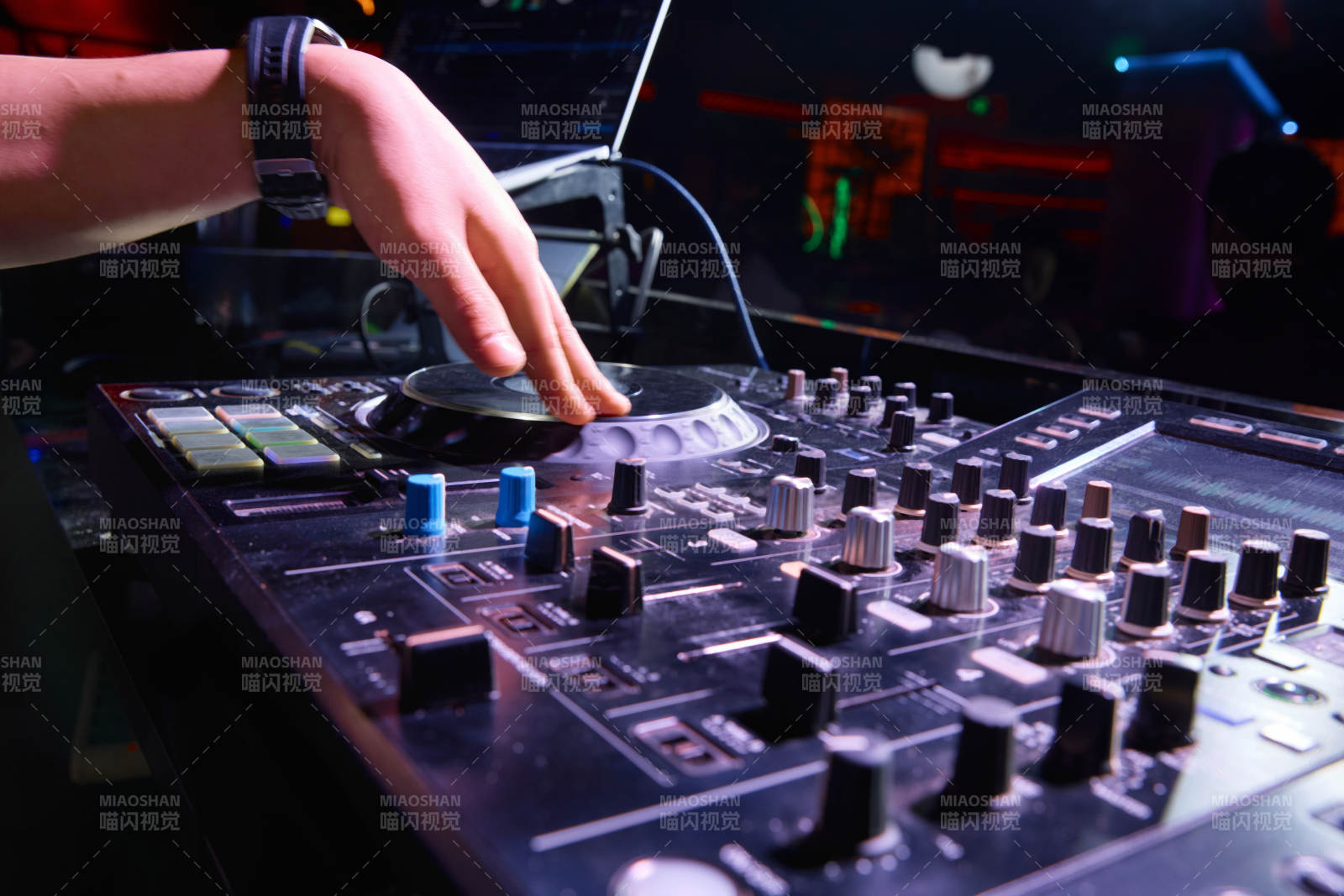 酒吧夜店进行才艺表演的男性音乐DJ图片