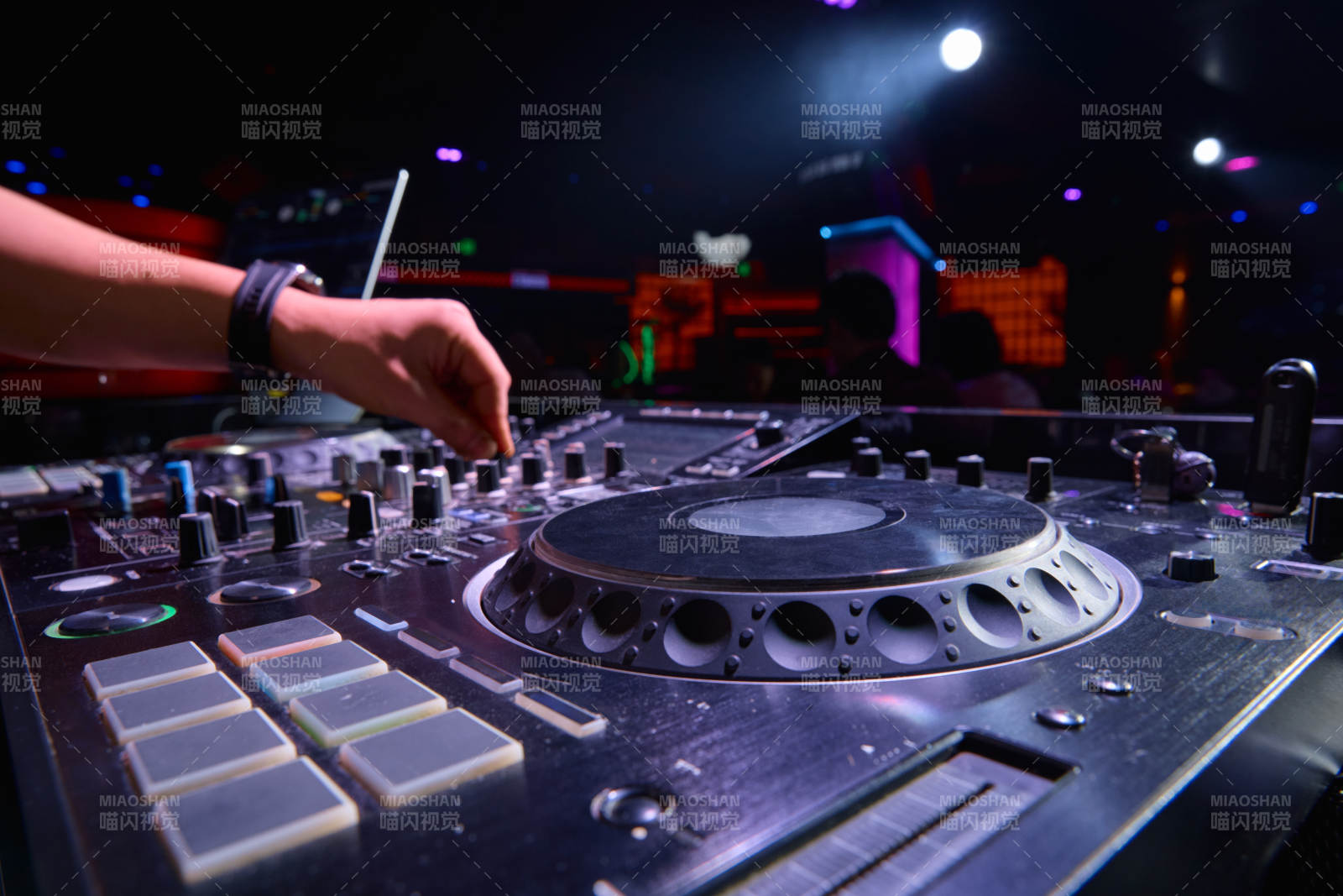 酒吧夜店进行才艺表演的男性音乐DJ图片