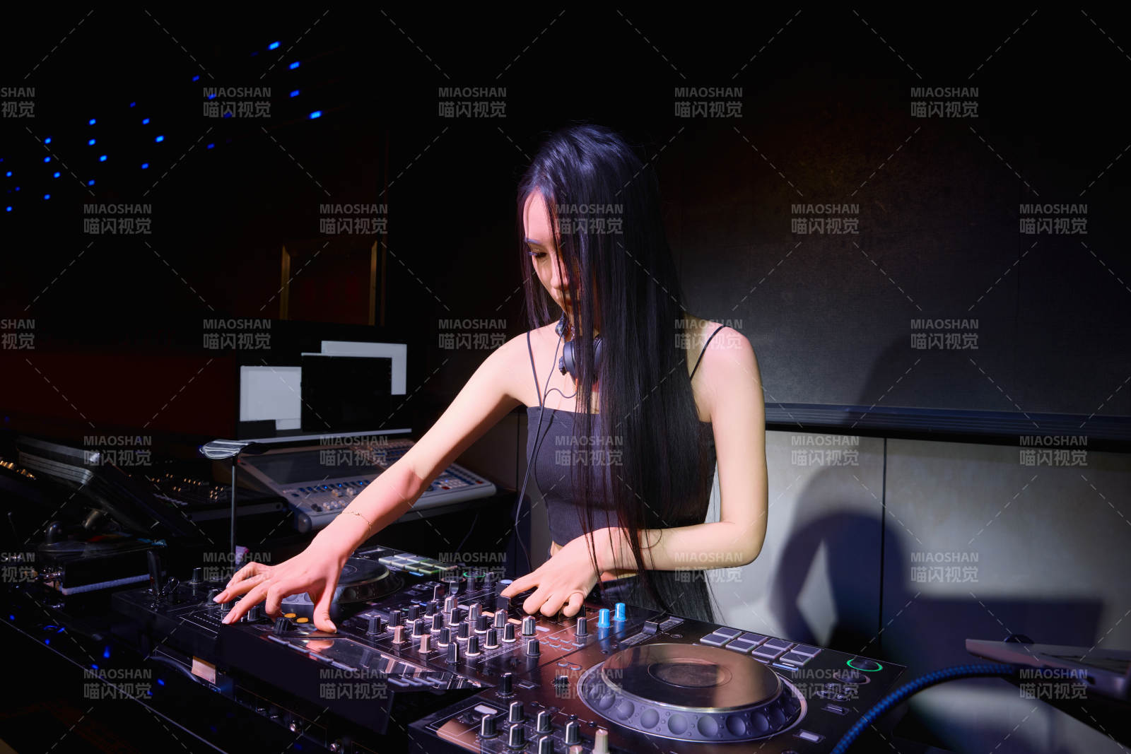 穿着性感黑色吊带裙的女DJ在打碟图片
