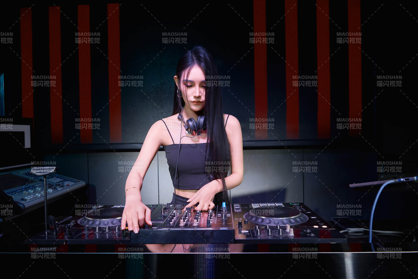 穿着性感黑色吊带裙的女DJ在打碟图片