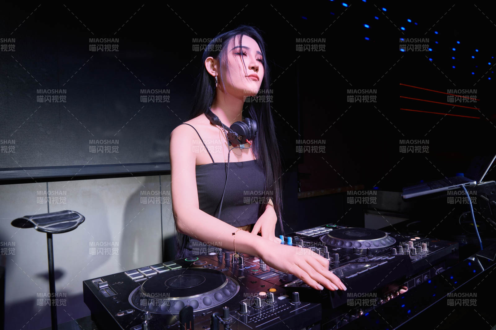 穿着性感黑色吊带裙的女DJ在打碟图片