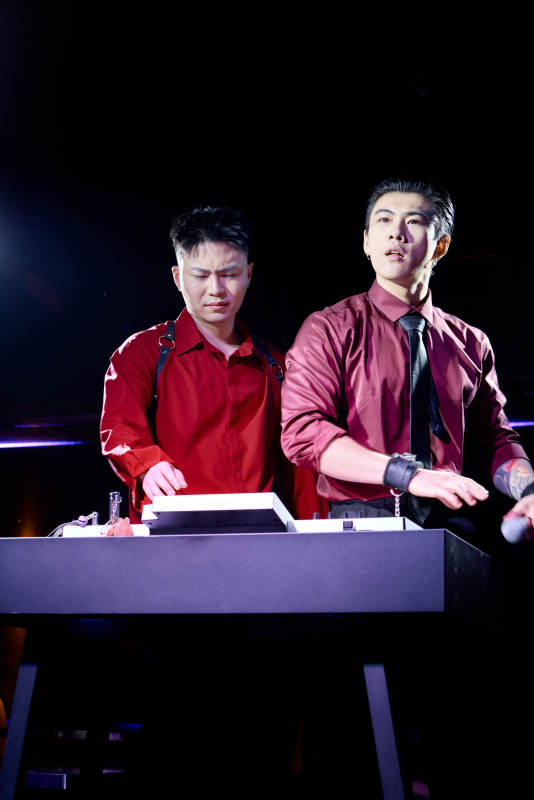 烧烤店后厨的厨师在烤炉上的烤制美食肉串图片