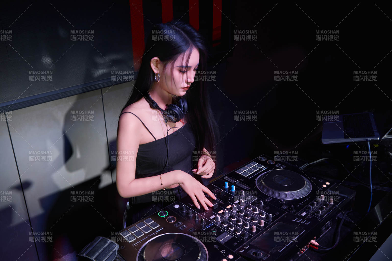 穿着性感黑色吊带裙的女DJ在打碟图片