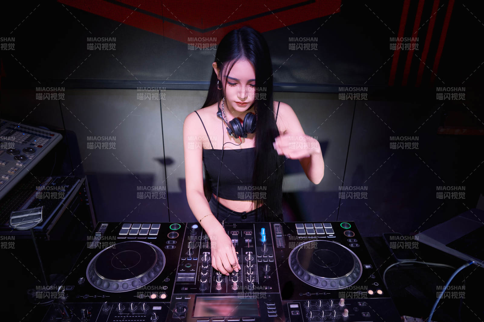 穿着性感黑色吊带裙的女DJ在打碟图片