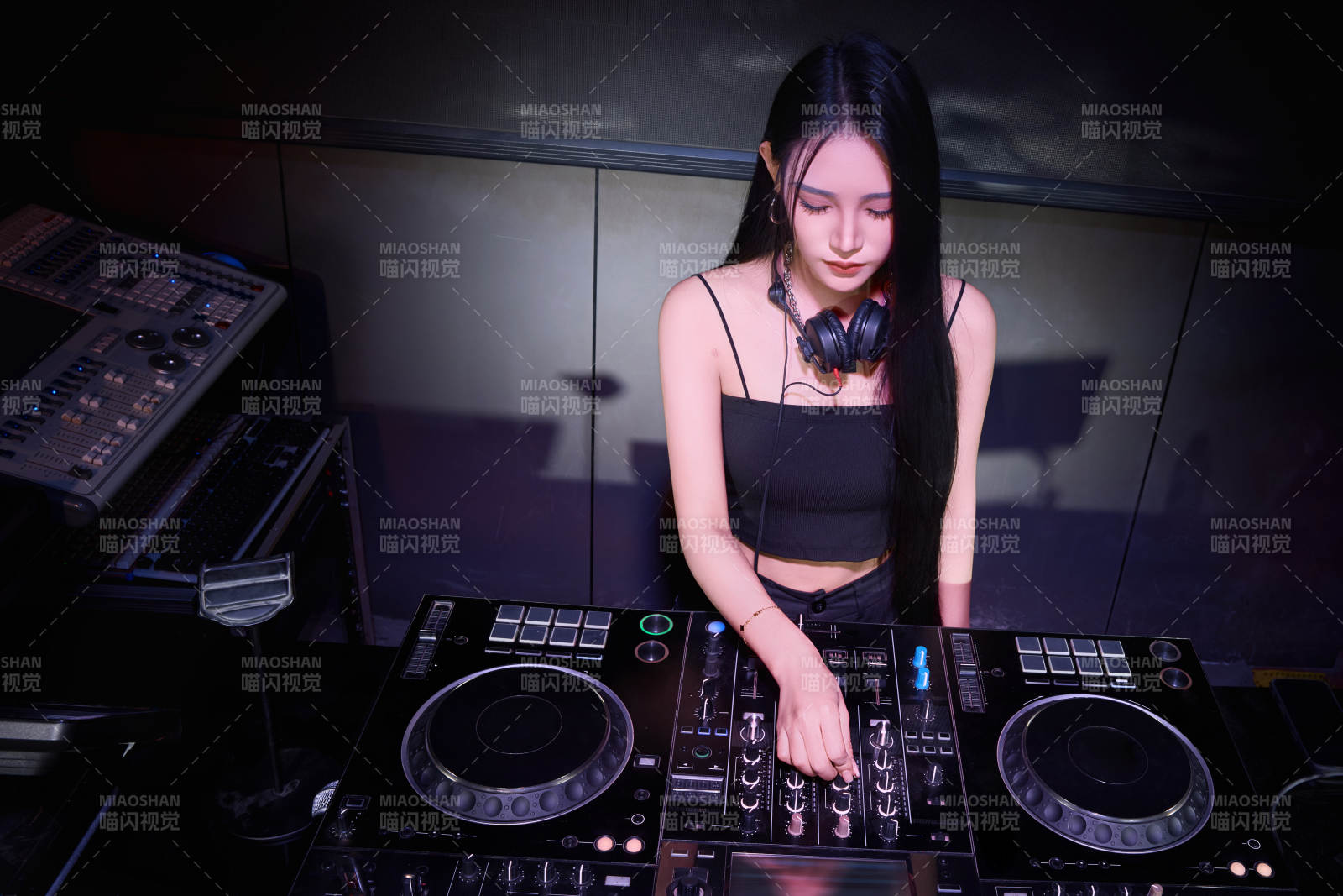 穿着性感黑色吊带裙的女DJ在打碟图片