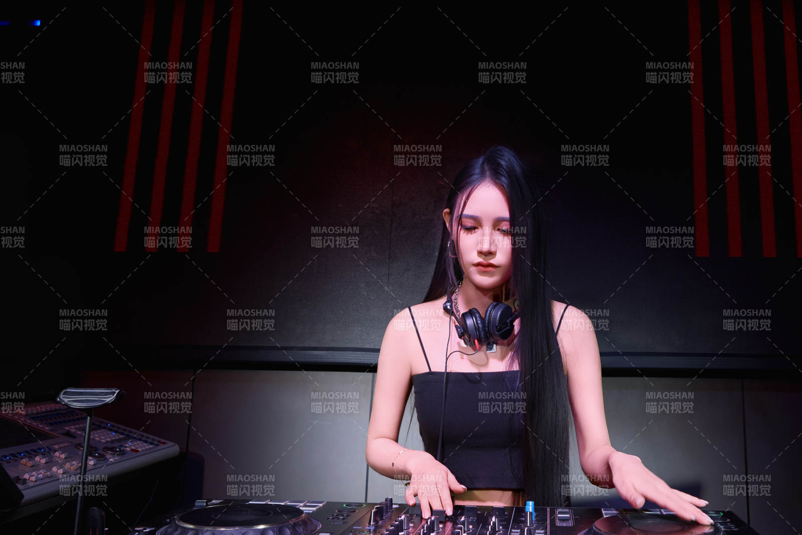穿着性感黑色吊带裙的女DJ在打碟图片
